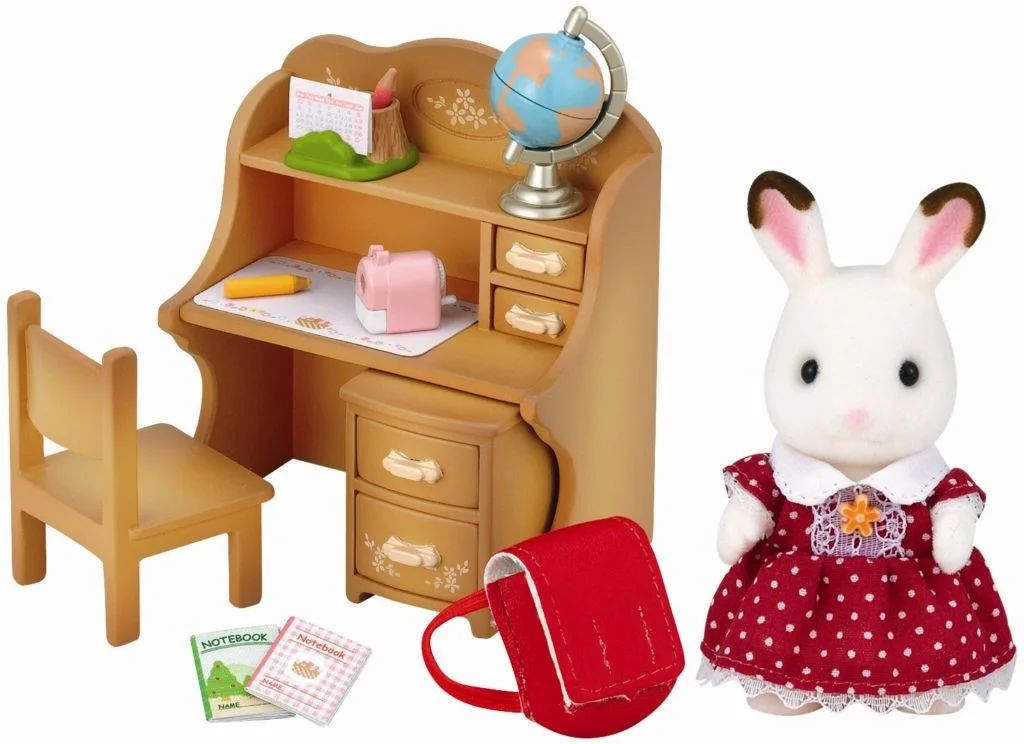 Nábytek "chocolate" králíků - sestra u psacího stolu se židlí