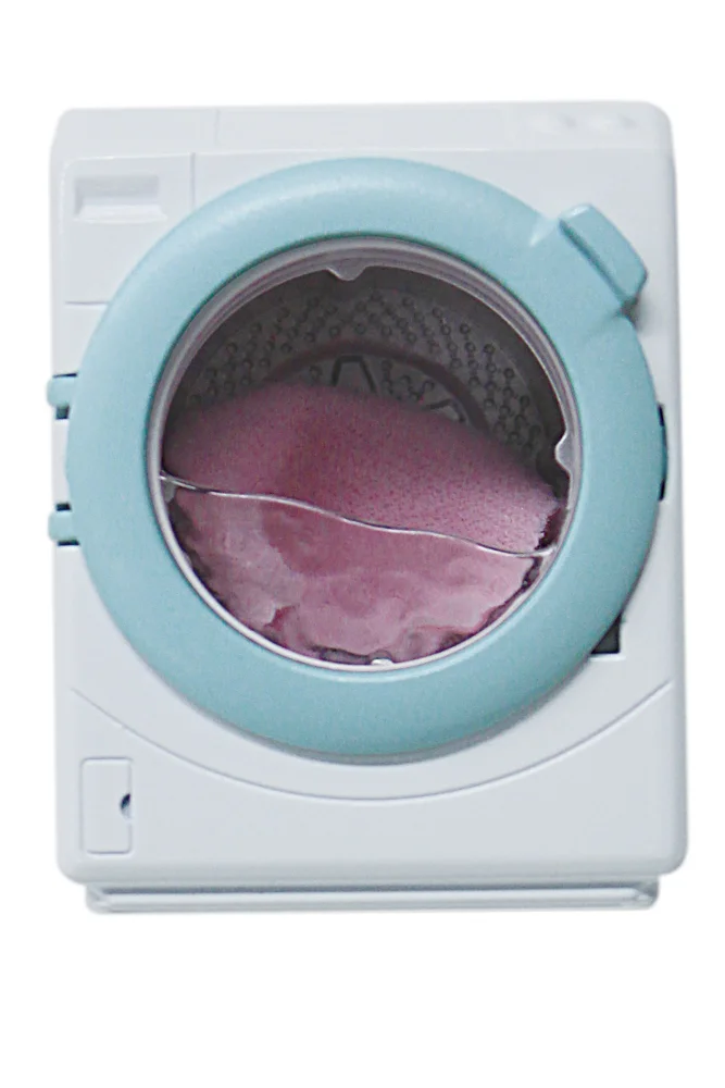 Nábytek - automatická pračka a vysavač