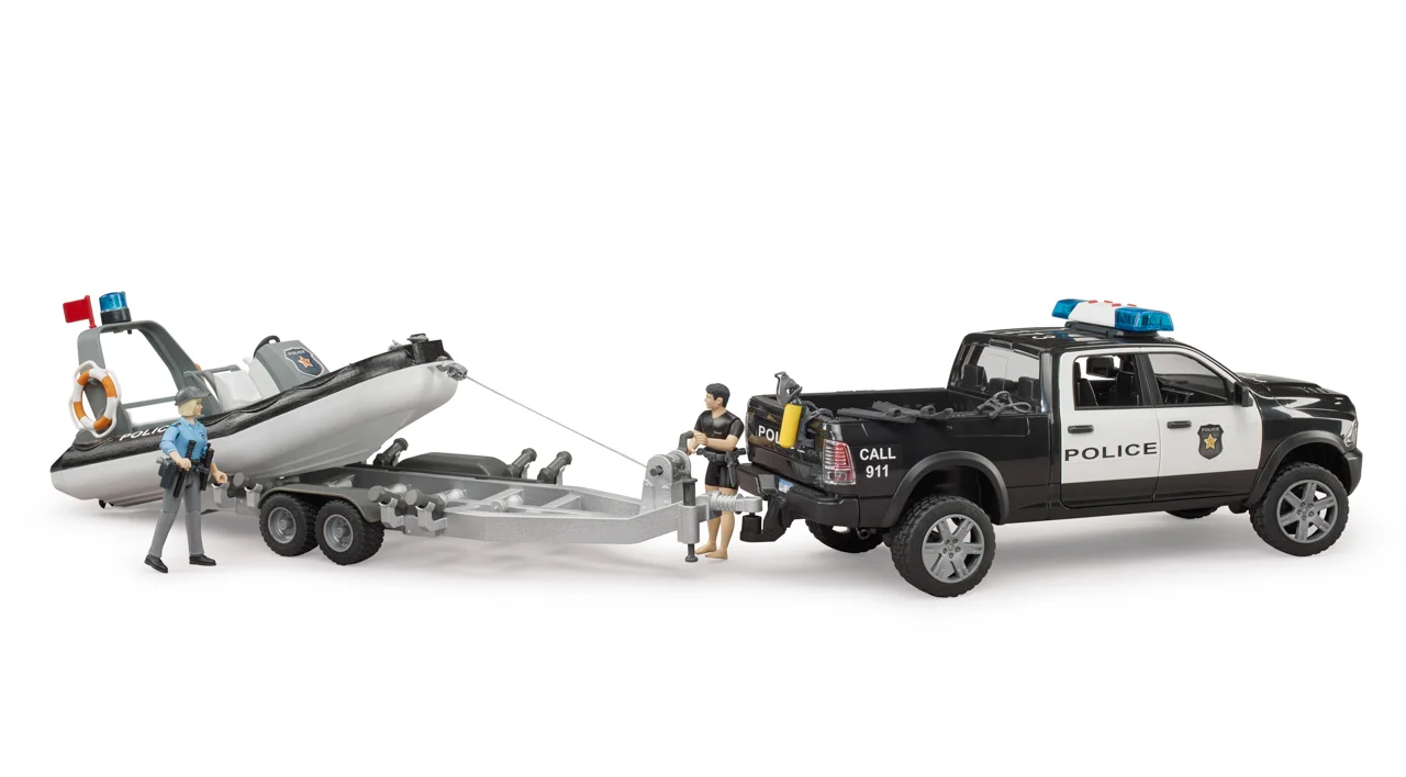 Konstrukční vozy - RAM policejní pickup s přívěsem a lodí