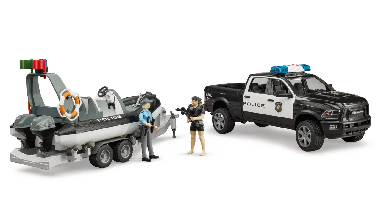 Konstrukční vozy - RAM policejní pickup s přívěsem a lodí