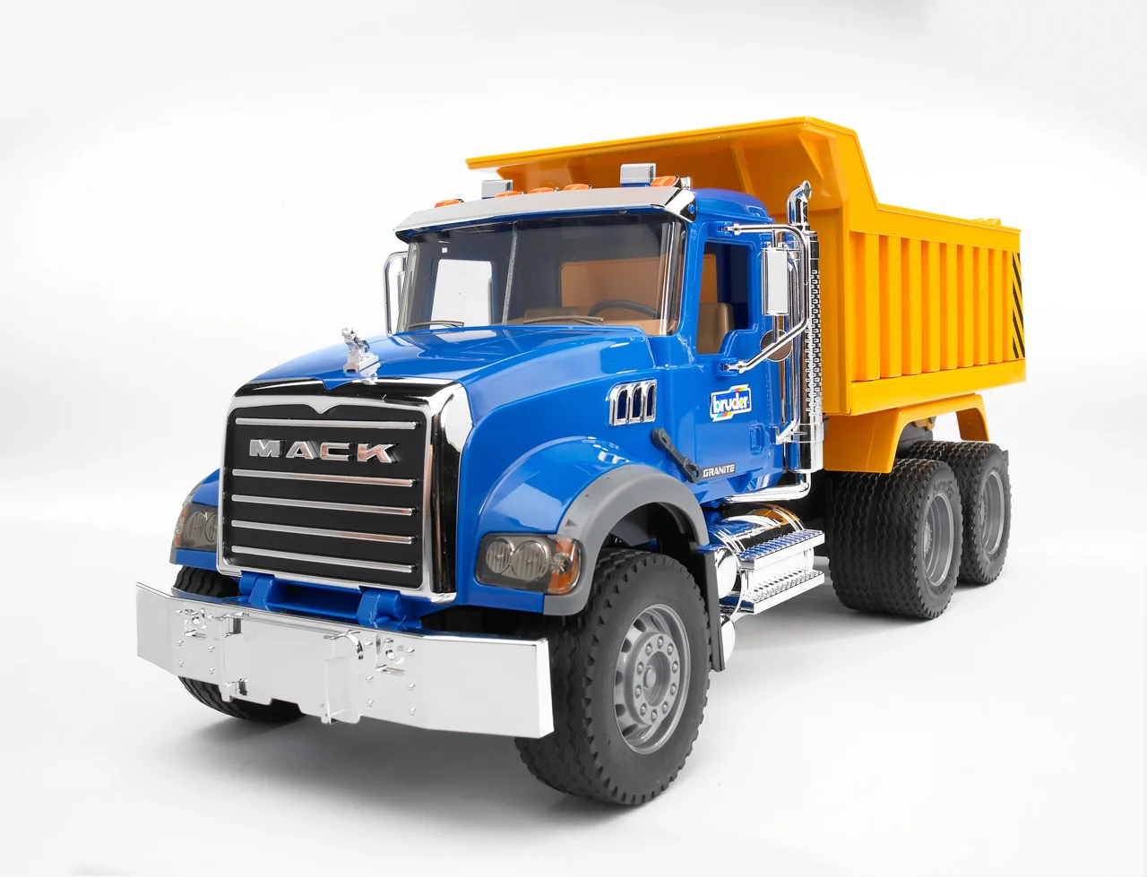 Konstrukční vozy - MACK Granite nákladní auto