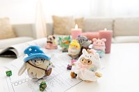 NICI plyš MyMochi Ovečka Wools 8cm s duhou a kostýmem jednorožce, dárkové balení