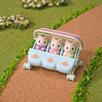 Květinová kočičí trojčata s kočárkem