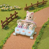 Květinová kočičí trojčata s kočárkem