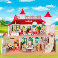 Vila s červenou střechou u řeky