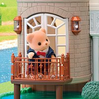 Vila s červenou střechou u řeky