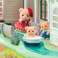 Vila s červenou střechou u řeky