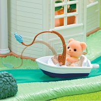 Vila s červenou střechou u řeky