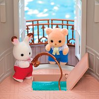 Vila s červenou střechou u řeky