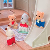 Vila s červenou střechou u řeky