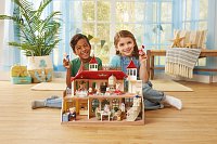 Vila s červenou střechou u řeky