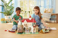 Vila s červenou střechou u řeky