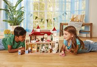 Vila s červenou střechou u řeky