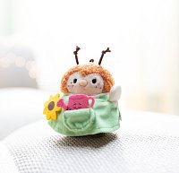 NICI plyš MyMochi Čmelák Hadshi 8 cm s konví a kostýmem zahradníka, dárkové balení