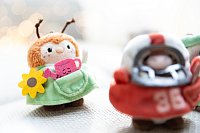 NICI plyš MyMochi Čmelák Hadshi 8 cm s konví a kostýmem zahradníka, dárkové balení