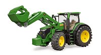 Farmer - traktor John Deere s předním nakladačem