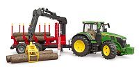 Farmer - traktor John Deere s lesnickým přívěsem a kládami
