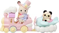Letadlo, vláček a baby figurky v zábavném parku
