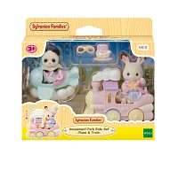 Letadlo, vláček a baby figurky v zábavném parku