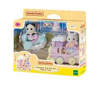 Letadlo, vláček a baby figurky v zábavném parku