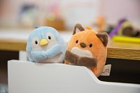 NICI plyš MyMochi Tučňák Waddle 8cm v kostýmu kočičky a kačenkou,set dárkové balení 8,5x6,5x10cm