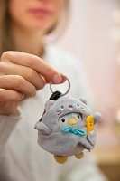 NICI plyš MyMochi Tučňák Waddle 8cm v kostýmu kočičky a kačenkou,set dárkové balení 8,5x6,5x10cm