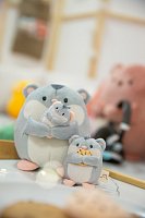 NICI plyš MyMochi Křeček Shai 8cm v kostýmu pejska a sušenkou,set dárkové balení 8,5x6,5x10cm