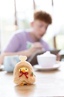 NICI plyš MyMochi Kuře Tschieps 8 cm v kostýmu kuřecí stehýnko a chilli om.,set dár.b. 8,5x6,5x10cm