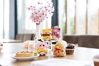 NICI plyš MyMochi Kuře Tschieps 8 cm v kostýmu kuřecí stehýnko a chilli om.,set dár.b. 8,5x6,5x10cm