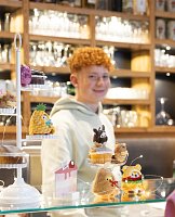 NICI plyš MyMochi Kuře Tschieps 8 cm v kostýmu kuřecí stehýnko a chilli om.,set dár.b. 8,5x6,5x10cm