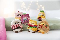 NICI plyš MyMochi Kuře Tschieps 8 cm v kostýmu kuřecí stehýnko a chilli om.,set dár.b. 8,5x6,5x10cm