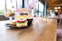 NICI plyš MyMochi Tygr Tiggy 8cm v kostýmu hamburger a okurkou,set dárkové balení 8,5x6,5x10cm