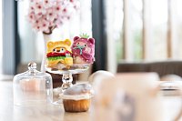 NICI plyš MyMochi Tygr Tiggy 8cm v kostýmu hamburger a okurkou,set dárkové balení 8,5x6,5x10cm