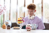 NICI plyš MyMochi Tygr Tiggy 8cm v kostýmu hamburger a okurkou,set dárkové balení 8,5x6,5x10cm