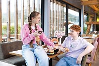 NICI plyš MyMochi Tygr Tiggy 8cm v kostýmu hamburger a okurkou,set dárkové balení 8,5x6,5x10cm