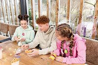 NICI plyš MyMochi Tygr Tiggy 8cm v kostýmu hamburger a okurkou,set dárkové balení 8,5x6,5x10cm