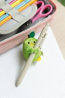 NICI přívěsek MyMochi Kuřátko Tschieps jablko 5cm