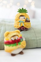 NICI plyš MyMochi Beruška Dozz 8 cm v kostýmu ananas s kokosem,set dárkové bal.