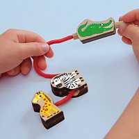 Moje první navlékání dřevěných korálků zvířátek