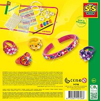 Výroba třpytivých prstýnků a náramků