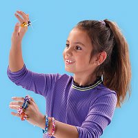 Výroba třpytivých prstýnků a náramků